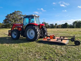Tractor fitted with slashing equipment